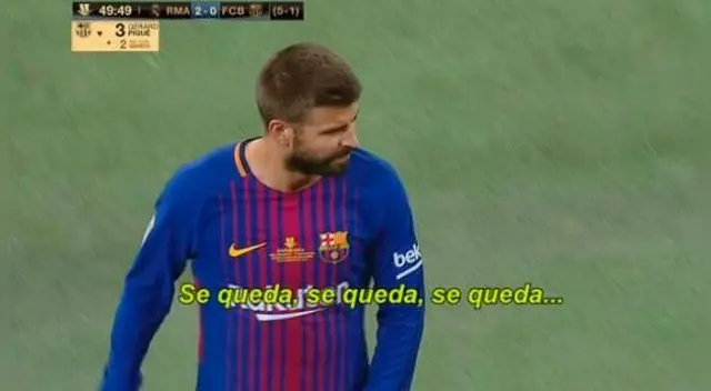 Gerard Piqué se va al banquillo con evidentes signos de molestia.