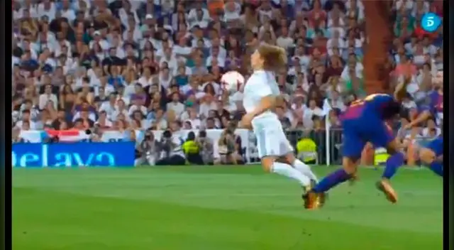 En el Real Madrid vs. Barcelona, Modric hizo una espectacular parada y un magistral sombrero sobre André Gomes. En el Real Madrid vs. Barcelona, Modric hizo una espectacular parada y un magistral sombrero sobre André Gomes.