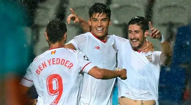 Correa, Escudero y Ben Yedder celebra el triunfo del Sevilla.