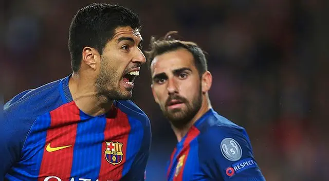 Luis Suárez protesta una jugada ante la mirada de Paco Alcácer.