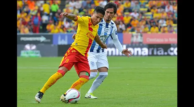 Raúl Ruidíaz conduce un balón ante un jugador de Pachuca