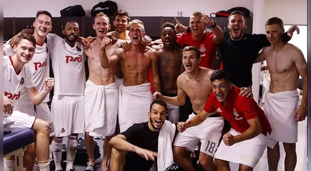 Jefferson Farfán celebra con sus compañeros del Lokomotiv. Foto: Twitter / @fclokomotiv