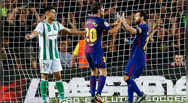 Sergi Roberto y Lionel Messi celebran el 2-0 del Barcelona al Betis.