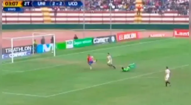El intento de chalaca de Cristian Bogado acaba con el balón en la cara del paraguayo.