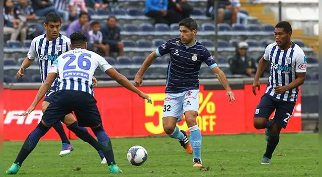 Emiliano Ciucci conduce el balón ante la mirada de Aguiar, Riojas y Cotrina. Emiliano Ciucci conduce el balón ante la mirada de Aguiar, Riojas y Cotrina.