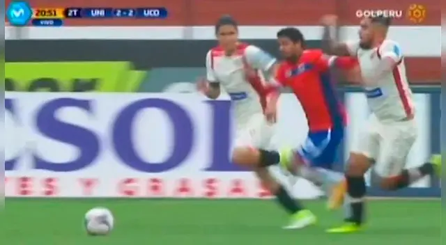 Juan Vargas detiene con un codazo a Reimond Manco.