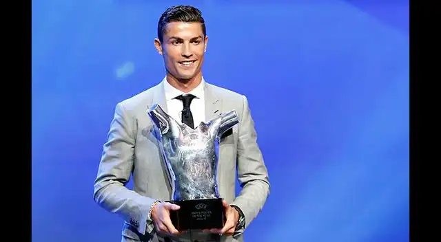 Cristiano Ronaldo con su premio al mejor del año para la UEFA. Cristiano Ronaldo con su premio al mejor del año para la UEFA.