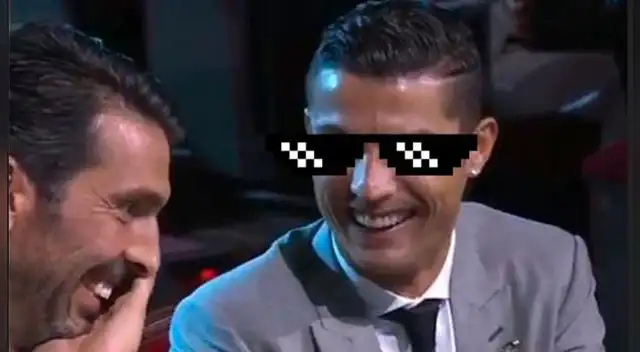 Cristiano Ronaldo trolea a Gianluigi Buffon durante la gala de la UEFA. Cristiano Ronaldo trolea a Gianluigi Buffon durante la gala de la UEFA.