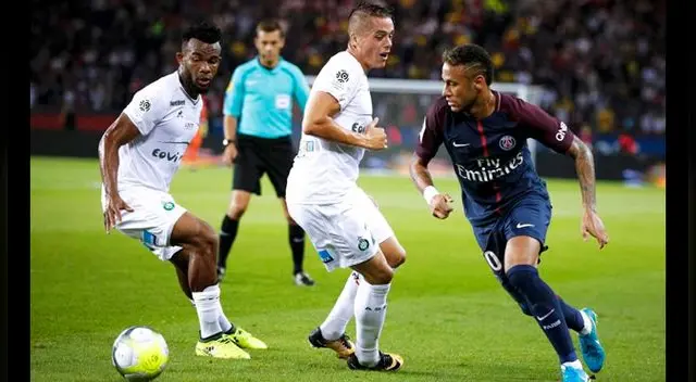 Neymar supera a un jugador del Saint Etienne antes de lanzar el pase del desprecio. Neymar supera a un jugador del Saint Etienne antes de lanzar el pase del desprecio.