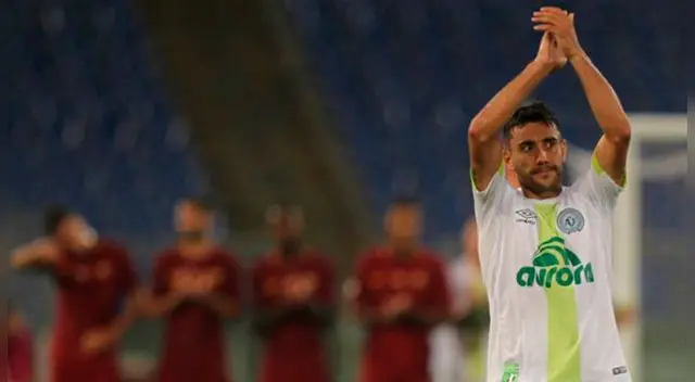 Alan Ruschel recibe el ovación de la afición del Olímpico de Roma. Alan Ruschel recibe el ovación de la afición del Olímpico de Roma.