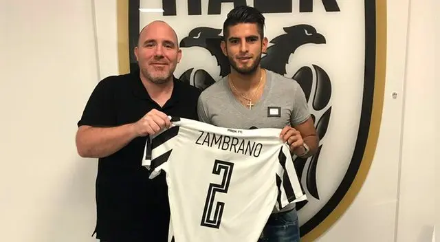 Carlos Zambrano con la camiseta del Paok Salónica al lado de Elio Casareto.