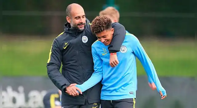 Pep Guardiola con Jadon Sancho.