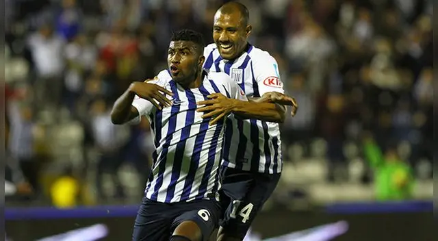 Carlos Ascues celebra su gol con 'Cachito' Ramírez.