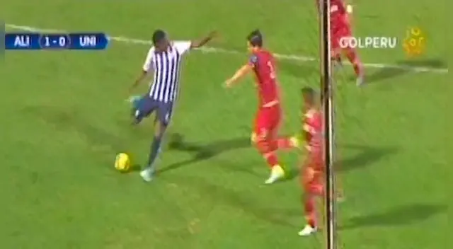 Carlos Ascues y el furibundo remate que acabó en el palo.