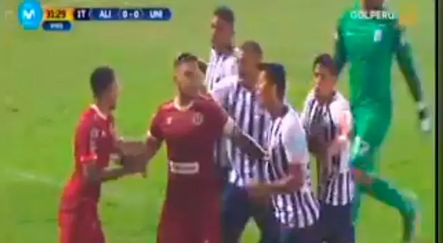 Juan Vargas defiende a Alexi Gómez de los jugadores de Alianza Lima.