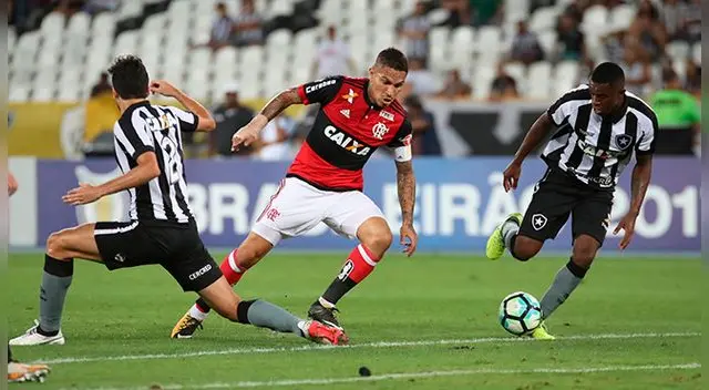Paolo Guerrero enfrenta a dos jugadores del Botafogo.