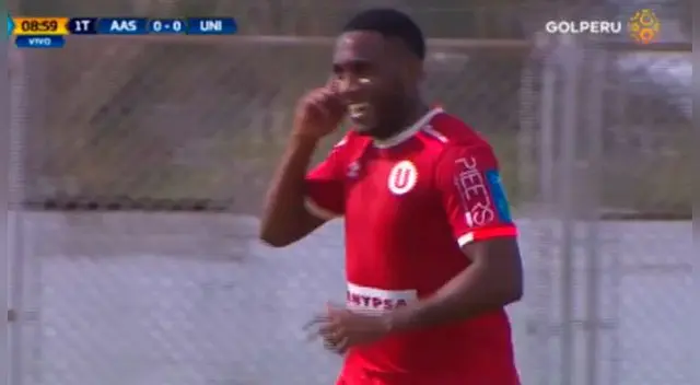 Luis Tejada celebra su primer gol a Alianza Atlético.