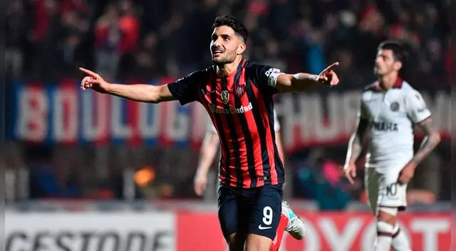 Nicolás Blandi celebra uno de sus goles a Lanús.