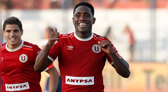 Luis Tejada celebra un gol con Universitario.