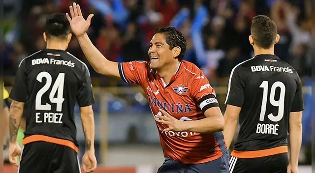 Edward Zenteno celebra el 1-0 de Wilstermann ante River Plate.