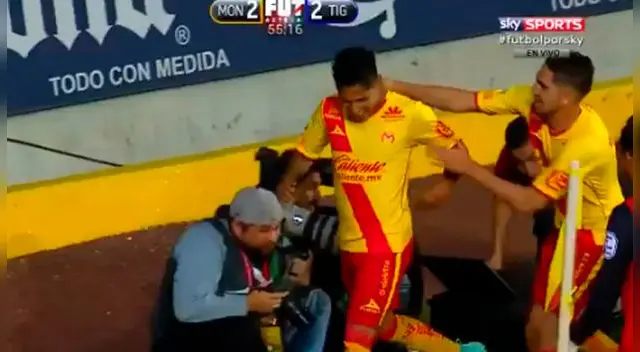 Raúl Ruidíaz celebra su gol con Morelia a Tigres.