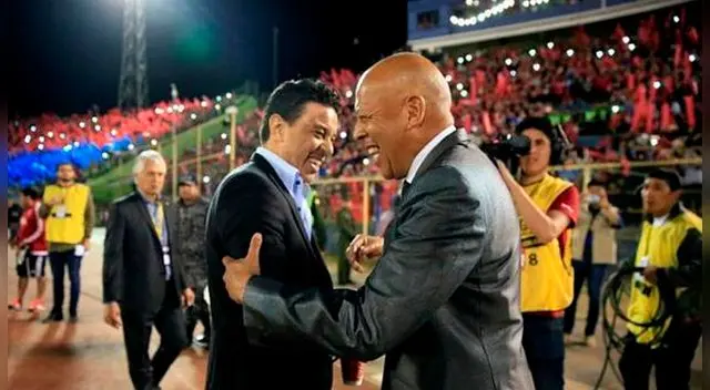 Marcelo Gallardo y Roberto Mosquera durante el saludo antes del Wilstermann-River.