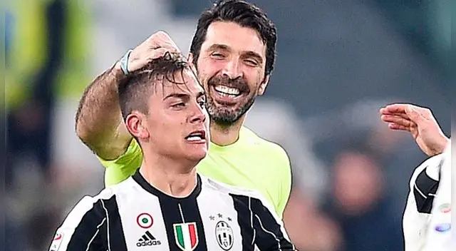 Gianluigi Buffon y Paulo Dybala celebran un triunfo de la Juventus. Gianluigi Buffon y Paulo Dybala celebran un triunfo de la Juventus.