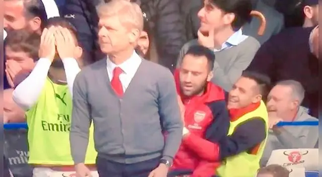 Alexis Sánchez se ríe en el banco tras el doble fallo de sus compañeros. Alexis Sánchez se ríe en el banco tras el doble fallo de sus compañeros.