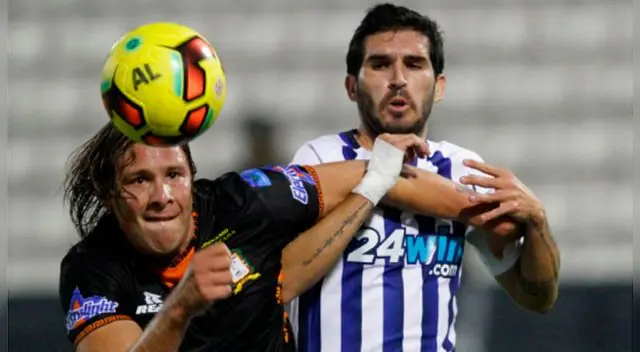Germán Pacheco disputa un balón con Sixto Ramírez.