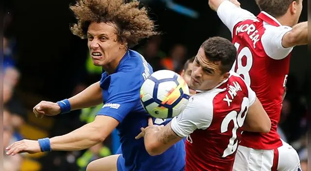 David Luiz no pudo con su genio y se ganó la tarjeta roja. Foto: AP David Luiz no pudo con su genio y se ganó la tarjeta roja. Foto: AP