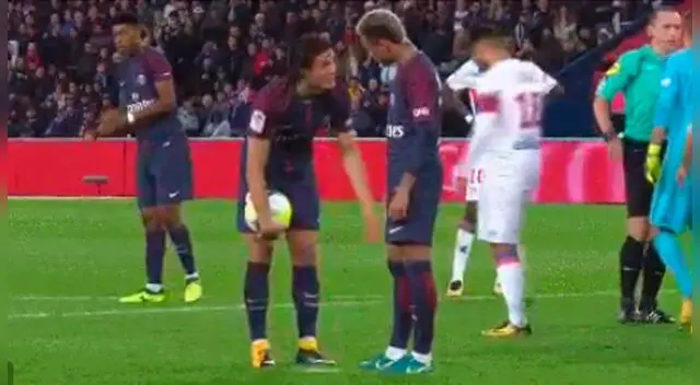 Edinson Cavani y Neymar discuten a la hora de cobrar el penal ante el Lyon.