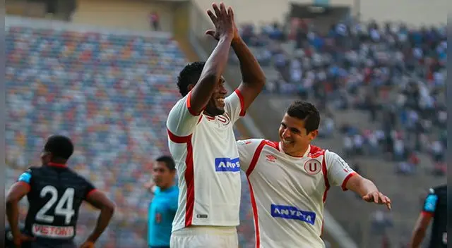 Luis Tejada celebra su gol a Juan Aurich con Aldo Corzo.