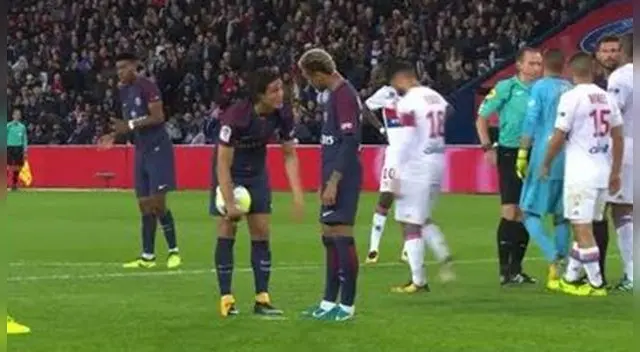 Neymar y Edinson Cavani discutieron en pleno partido del PSG. Foto: Captura / YouTube Neymar y Edinson Cavani discutieron en pleno partido del PSG. Foto: Captura / YouTube