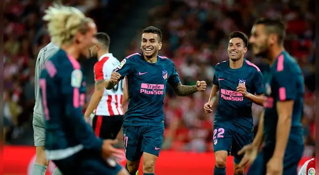 Ángel Correa celebra su gol mientras adelante lo gritan Griezmann y Koke.