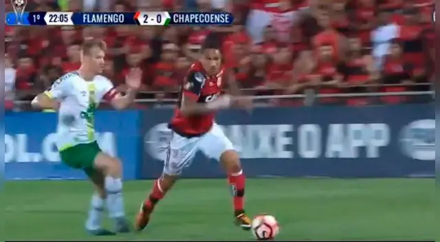 Paolo Guerrero supera a un jugador del Chapecoense antes de asistir a Willian Arao. Paolo Guerrero supera a un jugador del Chapecoense antes de asistir a Willian Arao.