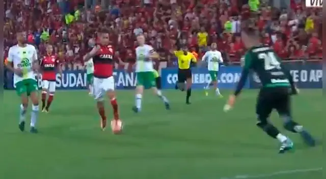 Paolo Guerrero intenta superar al arquero del Chapecoense. Paolo Guerrero intenta superar al arquero del Chapecoense.