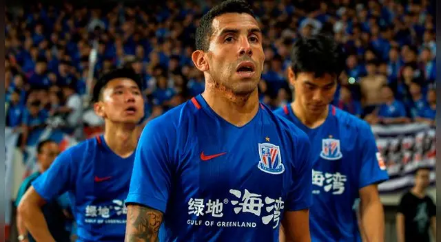 Carlos Tévez se lamenta tras una derrota del Shanghai Shenhua. Carlos Tévez se lamenta tras una derrota del Shanghai Shenhua.
