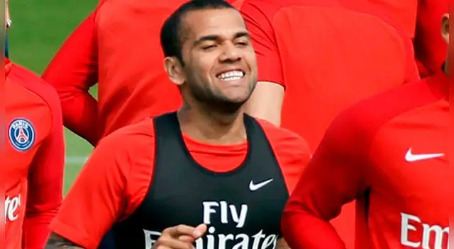 Dani Alves destrozó a Diego Forlán por la polémica Neymar vs. Cavani Dani Alves destrozó a Diego Forlán por la polémica Neymar vs. Cavani