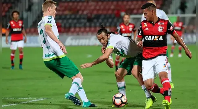Miguel Trauco supera la marca de un jugador del Chapecoense. Miguel Trauco supera la marca de un jugador del Chapecoense.