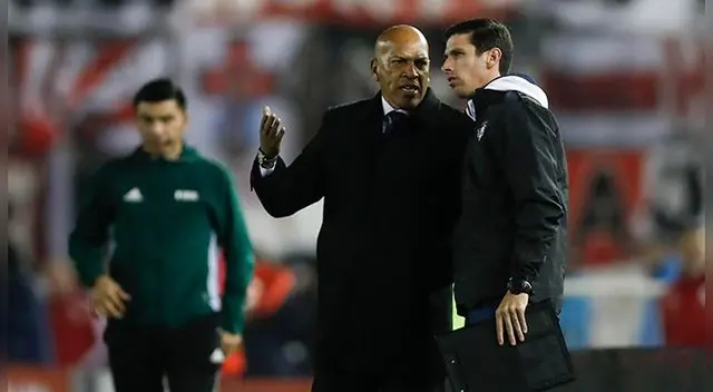 Roberto Mosquera conversa con su PF Sebastián Salvatore.