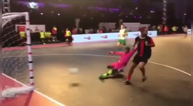 Ronaldinho dejó con la boca abierta a todos luego de realizar esta magnífica jugada. Foto: YouTube Ronaldinho dejó con la boca abierta a todos luego de realizar esta magnífica jugada. Foto: YouTube