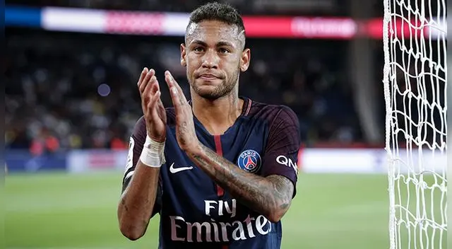 Neymar saluda a los hinchas del PSG.