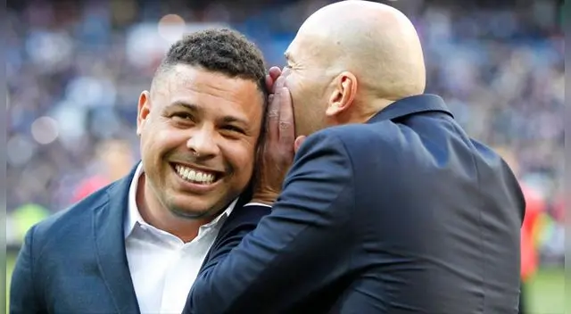 Ronaldo Nazario bromea con Zinedine Zidane. Ronaldo Nazario bromea con Zinedine Zidane.