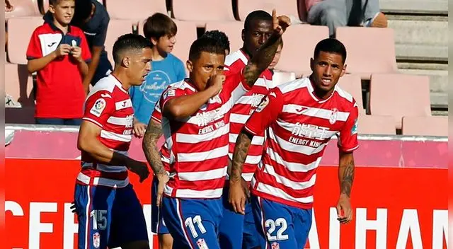Sergio Peña durante la celebración de unos de los goles del Granada. Sergio Peña durante la celebración de unos de los goles del Granada.