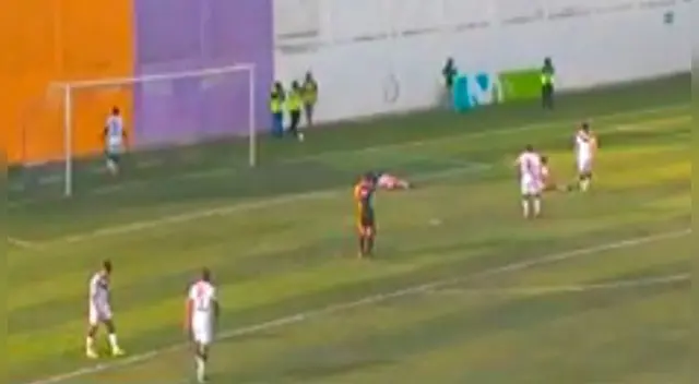 Renzo Benavides abraza a árbitro Chang tras gol de Comerciantes Unidos.
