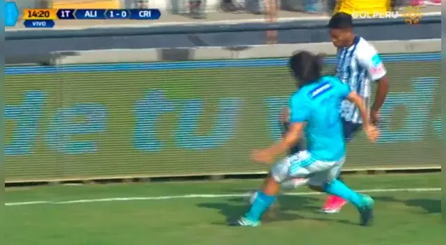 En el Alianza Lima vs. Sporting Cristal, Lionard Pajoy hizo una espectacular huacha sobre Jorge Cazulo. En el Alianza Lima vs. Sporting Cristal, Lionard Pajoy hizo una espectacular huacha sobre Jorge Cazulo.