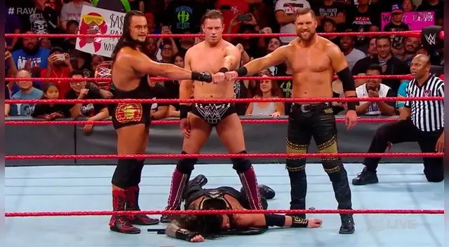 En WWE RAW, The Miz, Boo Dallas y Curtis Axel se burlaron de Roman Reigns con el símbolo de The Shield.