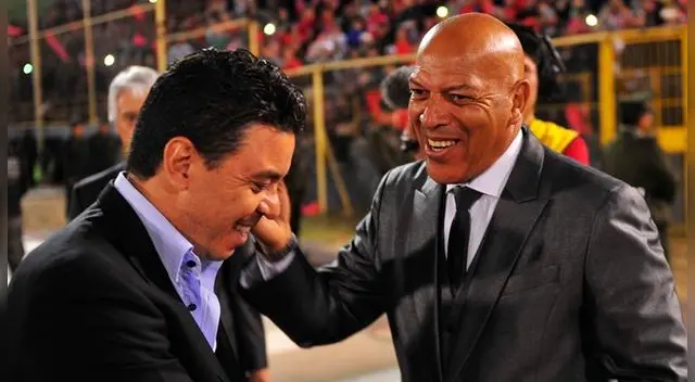 Marcelo Gallardo se saluda con Roberto Mosquera antes del Wilstermann-River Plate en Cochabamba.