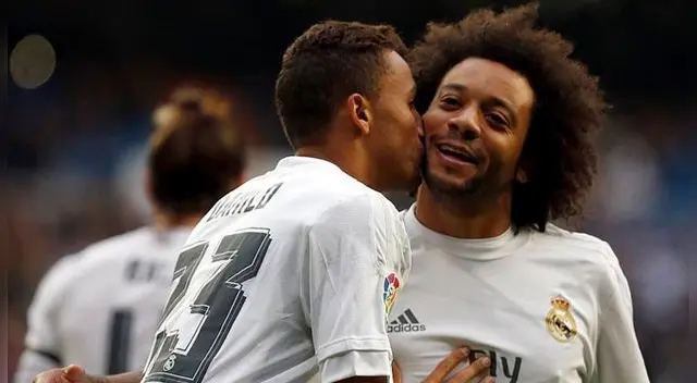 Danilo celebra un gol con Marcelo.