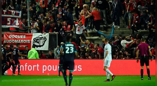 Ligue 1: un gol del Lille provocó una avalancha, la tribuna se vino abajo y hay 18 hinchas heridos
